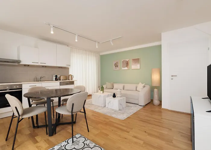 Cozy, Stylish And Renovated Duplex In A Quiet Area And 15 Min To Center *