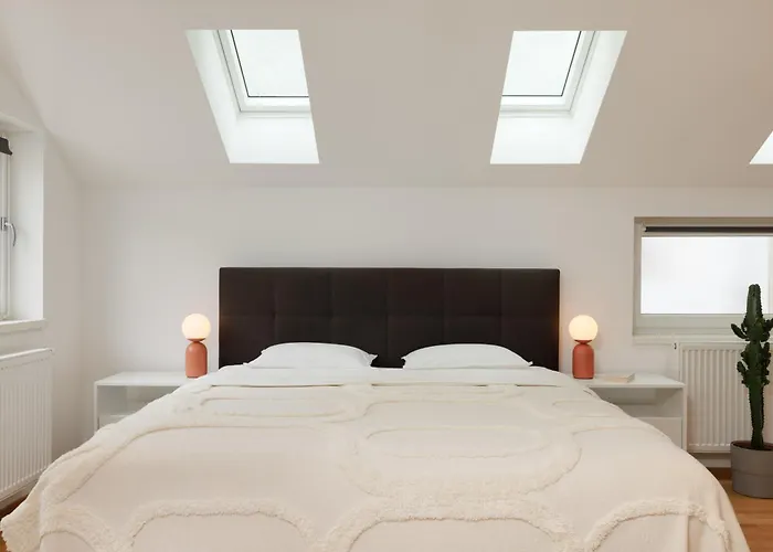 Cozy, Stylish And Renovated Duplex In A Quiet Area And 15 Min To Center *