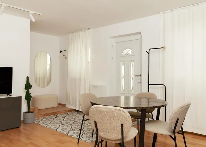 Apartman Cozy, Stylish And Renovated Duplex In A Quiet Area And 15 Min To Center