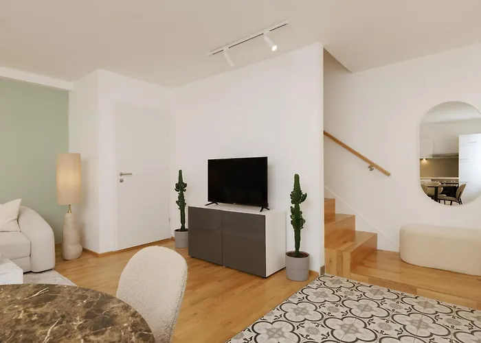 Cozy, Stylish And Renovated Duplex In A Quiet Area And 15 Min To Center