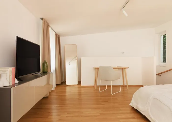 Cozy, Stylish And Renovated Duplex In A Quiet Area And 15 Min To Center Bécs