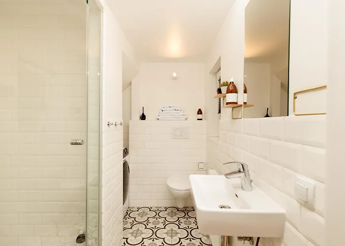 Cozy, Stylish And Renovated Duplex In A Quiet Area And 15 Min To Center Bécs